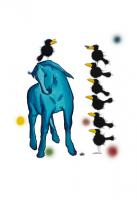 Schwarzer Rabe auf blauem Pferd